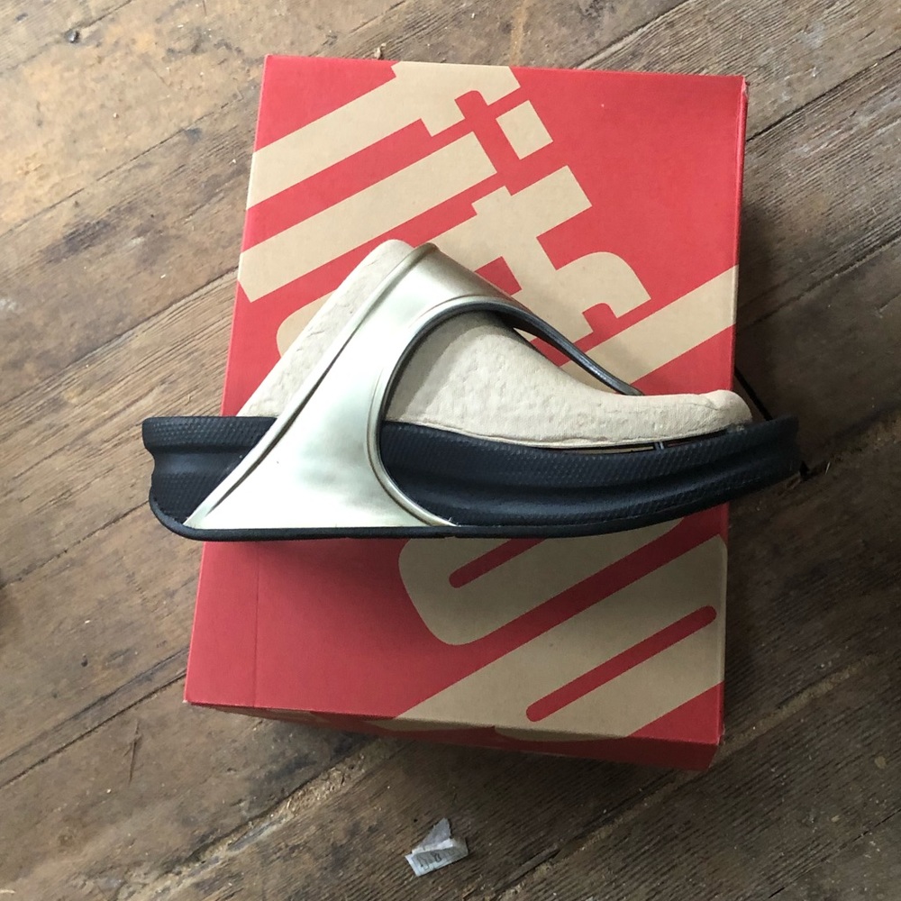 gold fitflop sandal